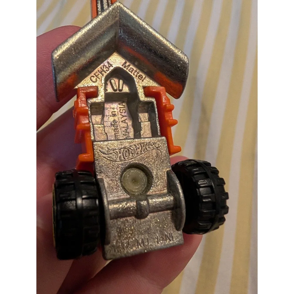 2015 Hot Wheels STREET CLEAVER Orange City Works Diecast Car 1:64 CFH34